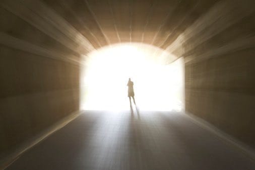 Avant la mort « le patient voit/peut entendre quelque chose, et peut ressentir des sensations extérieures à son corps. »