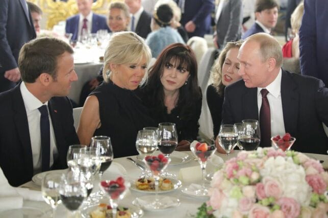 Brigitte Macron et Vladimir Poutine, bientôt réunis : un duo plein d’attentions l’un pour l’autre