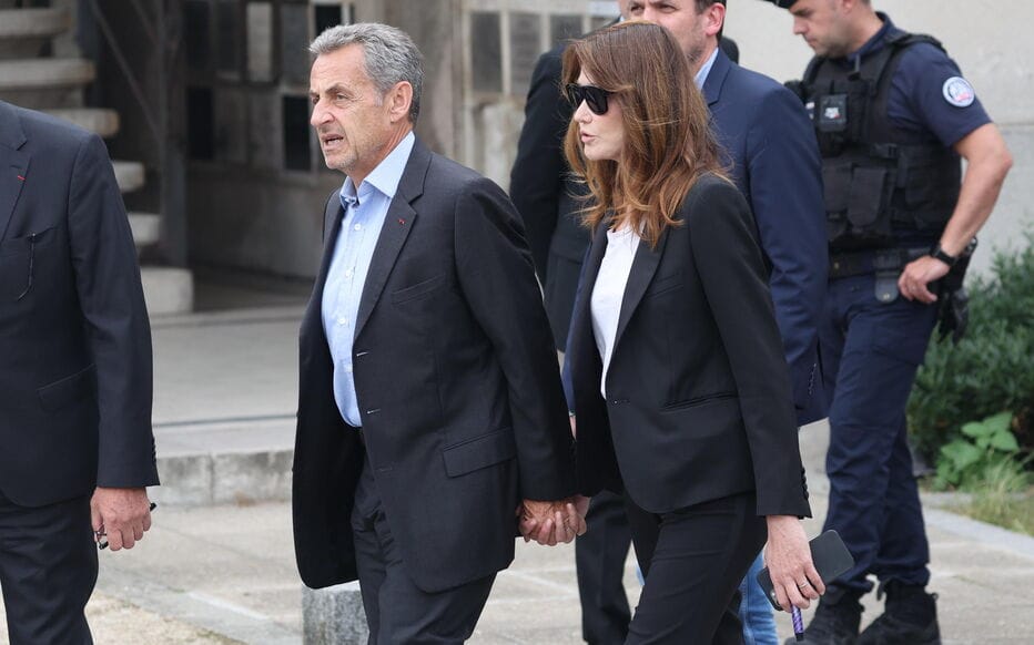 Cimetière du Père-Lachaise à Paris (XXe). Le 20 juin 2024, Nicolas Sarkozy et son épouse Carla Bruni assistaient aux obsèques