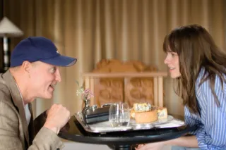 Quentin Dupieux met en scène "Emily in Paris en enfer"