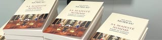 Sa Majesté nomme : cinq mille courtisans et un seul roi