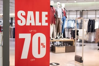 Il fait 41 degrés. Vite, prolongeons les soldes.