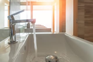 L'eau du robinet est devenue trop chaude pour être bue.