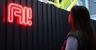 Depuis le 2 août, l’Europe vous garantit le droit de savoir si une machine a écrit ce que vous lisez. Le marquage, lui, ne vous est pas adressé