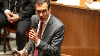 Le même vendredi, l’Insee annonce 2,4 % d’inflation et le ministre du Travail explique qu’indexer coûte trop cher