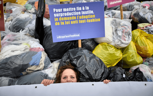 Loi anti fast fashion : le malus tombe le 1er septembre, la publicité reste légale seize mois de plus