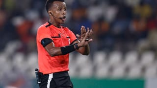 Trop dangereux pour entrer aux États Unis en juin, bon pour siffler une finale européenne en août