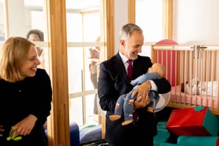 Grégoire et le poupon : la tendresse à une semaine du Sénat