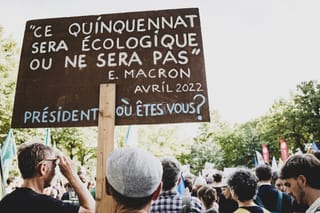 Greenpeace, des pompiers et des infirmières se donnent rendez-vous à 19h30. Pas au ministère de l’Écologie. Au ministère de l’Argent