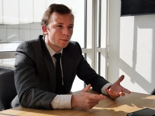 Le même chroniqueur a été recruté par les deux entreprises de l’audiovisuel public en quinze jours. Une seule des deux a débrayé
