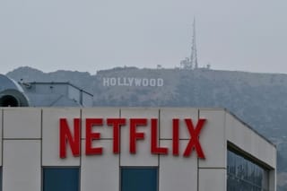 Netflix devient le premier financeur privé de la création française. Le même rapport dit que la fiction diffusée recule de 8 pourcent.