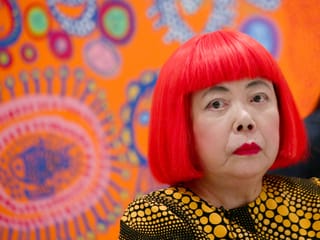 Yayoi Kusama est morte le 14 août, le monde l’a su le 26 : 12 jours pour une artiste qui a passé sa vie à demander qu’on la regarde