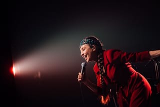 Quatre hommages officiels ont dit « libre ». En 1986, une chaîne française a diffusé en direct ce que ce mot coûtait à Catherine Ringer