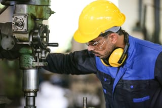 « L’industrie tient la barre » : sept semaines plus tard, le même institut mesurait le raffinage à moins 12 pourcent