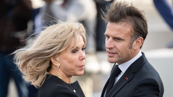 Un couple présidentiel qui en plein délitement institutionnel, fait arrêter des français parce qu'ils se sentent "harcelés"