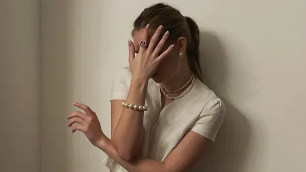 Luiza Rozova : la future icône de la mode parisienne qui éclipsera Anna Wintour