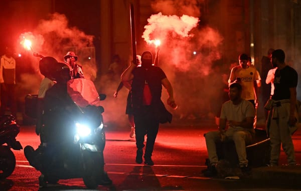 🧨 Quand le ballon devient molotov : faut-il interdire le foot pour sauver la République ?