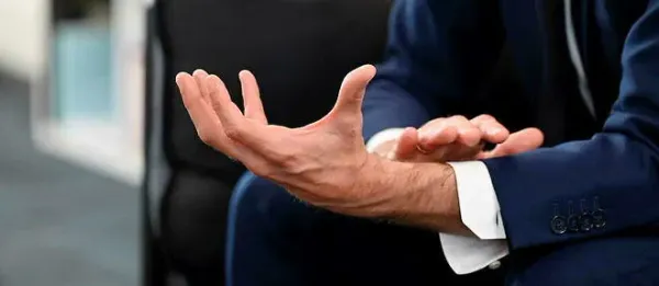 Après un doigt coupé, Macron reçoit à l’Élysée des excréments