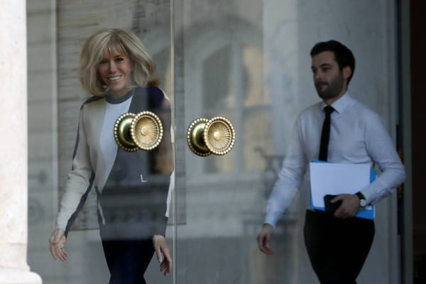 Quatre agents pour les courriers de Brigitte Macron – la Cour des comptes tire la sonnette d'alarme sur les dépenses de l'Élysée