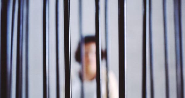 Des hommes se déclarent-ils femmes pour être transférés dans des prisons féminines ?