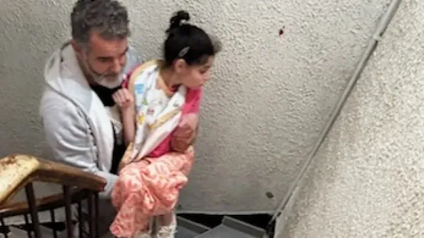 Le fardeau quotidien d'un père : 17 ans à porter sa fille handicapée dans les escaliers, pendant que l'élite s'habille en Dior