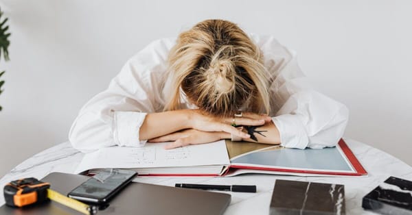 Enquête : Pourquoi la rentrée nous laisse-t-elle si fatigués ? Un voyage au cœur de nos âmes épuisées