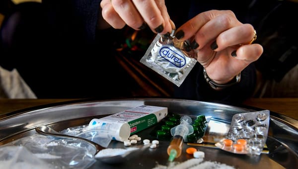 Le Chemsex, un fléau mortel qui ronge les élites françaises – Quand la drogue frappe au cœur du pouvoir