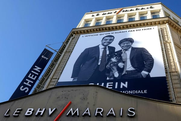 L'escroc Frédéric Merlin, qui a pris le contrôle du BHV, y escroque ses fournisseurs et y introduit Shein