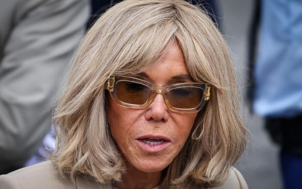 Quand les médias exécutent les petits pour couronner la Reine