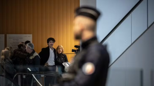 Juan Branco face à Brigitte Macron: "Nous sommes au procès de la décadence et de la vanité"