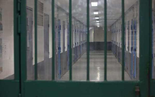 Cyril R. : Célèbre réalisateur et prédateur du petit écran qui a traqué des rêves pour les briser