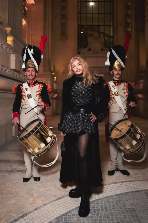 Soirée des 200 ans du Figaro au Grand Palais : entre la main d’Arnault qui fait trembler les patrons et le baiser volé de Bardella, une nuit où le désir et le calcul se sont frôlés sous la verrière