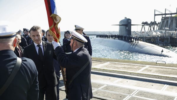 Emmanuel Macron continue son ridicule international