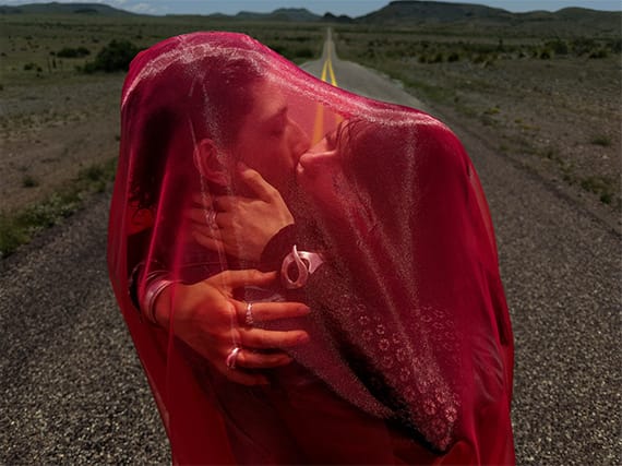 Can Love Be a Photograph ? L’exposition qui prouve que l’amour est la plus belle manipulation du monde – L’une des meilleures de 2026