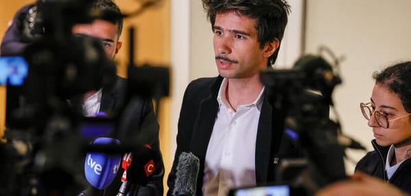 La presse de notre pays est tellement corrompue et avariée qu’il est plus facile de tomber des articles sur nos luttes à l’étranger qu’en France