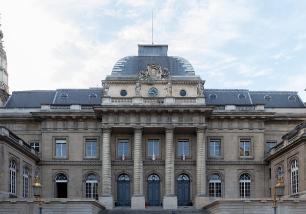 L'emprise n'a pas besoin de violence. Un procès à Paris le rappelle