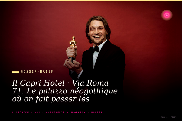 Il Capri Hotel · Via Roma 71. Le palazzo néogothique où on fait passer les micros pour des lustres.