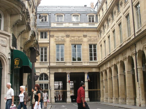 Le 18 elle est signée, le 19 elle paraît, le 20 elle s'applique. Depuis six jours, un préfet peut vous interdire un quartier pendant 24 heures