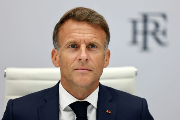 Le même lundi : 4,3 milliards d’euros de frégates signés à Stockholm, et un budget introuvable à Paris
