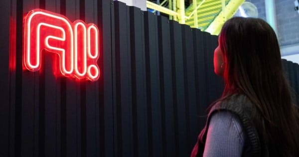 Depuis le 2 août, l’Europe vous garantit le droit de savoir si une machine a écrit ce que vous lisez. Le marquage, lui, ne vous est pas adressé
