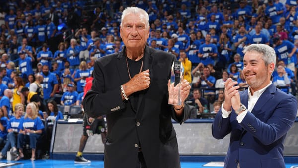 Zéro. Don Nelson est mort sans avoir jamais gagné un titre d’entraîneur, et le basket que vous regardez est le sien