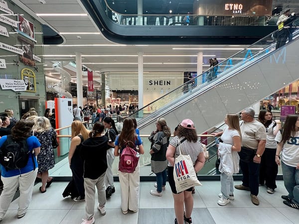 La loi anti fast fashion a 51 jours, aucun décret, et un volet publicité peut être inapplicable