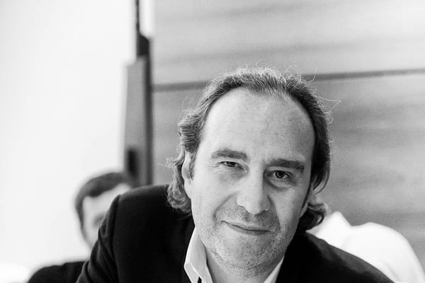 Xavier Niel a cédé Le Monde pour un euro, il en garde une action et un démenti