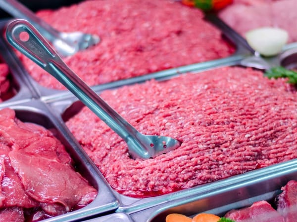 La colle à viande est légale en France depuis 1999, l'Europe l'évalue encore en 2026