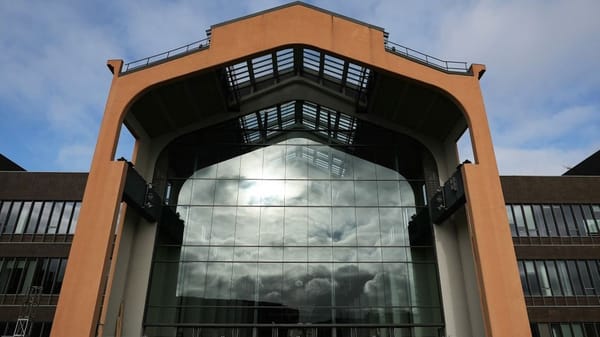 22 000 personnes entrent ce week-end dans une centrale électrique de 1933. Le communiqué ne cite pas Luc Besson.