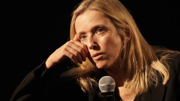 Une chirurgienne, une écrivaine qui l'observe, et 3 500 000 euros : « La Vie d'une femme » sort demain en salles