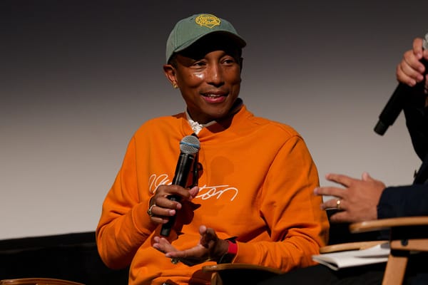 L'homme au sweat orange vous vend un costume. Louis Vuitton lance aujourd'hui sa collection de bureau