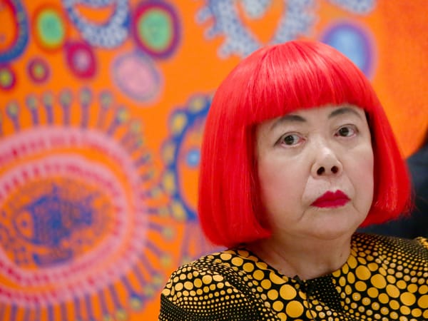 Yayoi Kusama est morte le 14 août, le monde l’a su le 26 : 12 jours pour une artiste qui a passé sa vie à demander qu’on la regarde