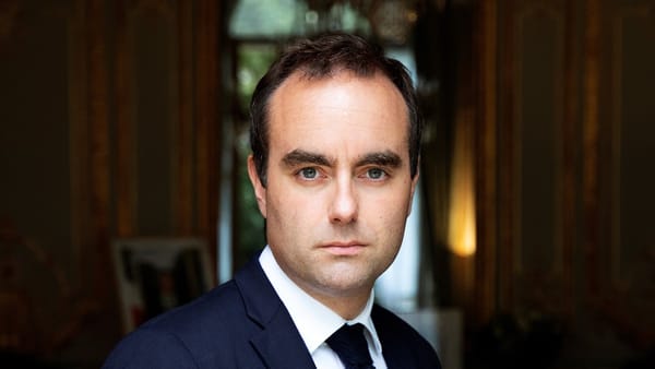 Un an jour pour jour à Matignon. La veille, Sébastien Lecornu a envoyé la fuite de son propre gouvernement à la procureure de Paris