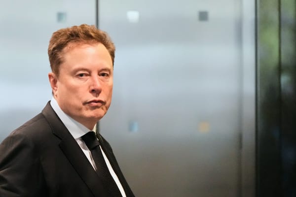 23 milliards de dollars pour un trou. Treize ans après avoir promis 1 000 km/h, Musk fait rouler des voitures sous le sable